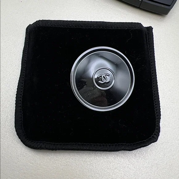 CHANEL Ombre Essentielle Satin Eyeshadow -Coral Pink (822 Rose In Hand) Sold Out - Picture 6 of 17